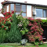 Apartment Sea & Garden Warna